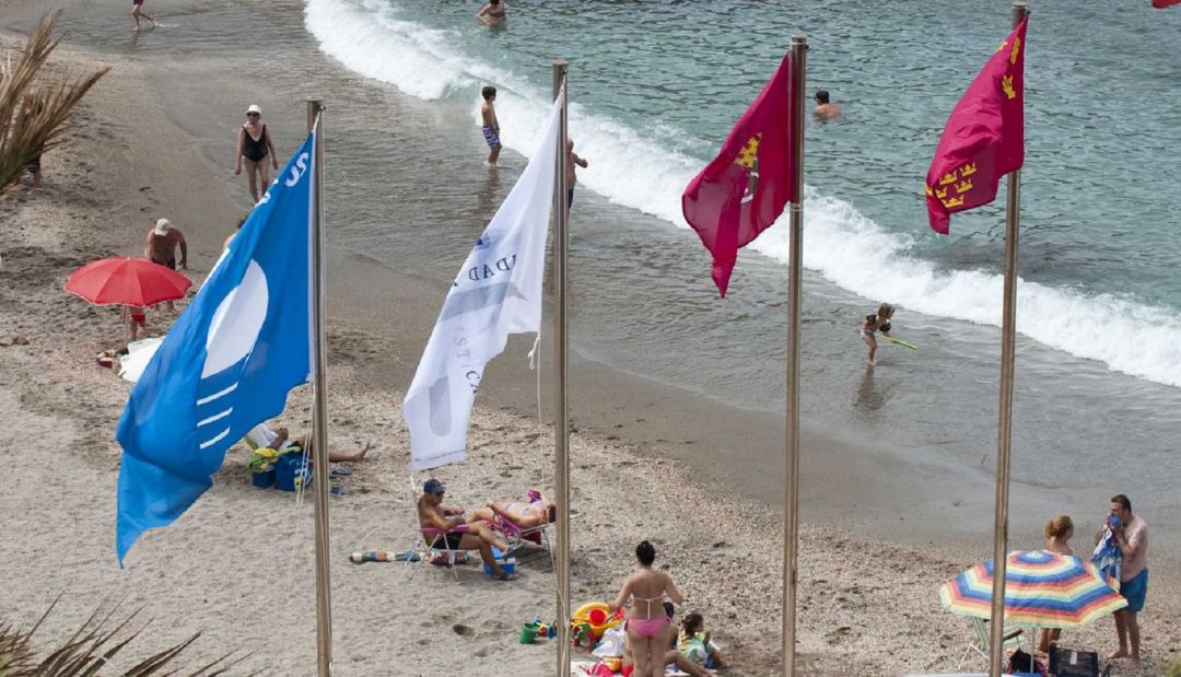 Las playas de Cartagena renuevan sus cinco banderas azules Las playas de Cartagena renuevan sus cinco banderas azules