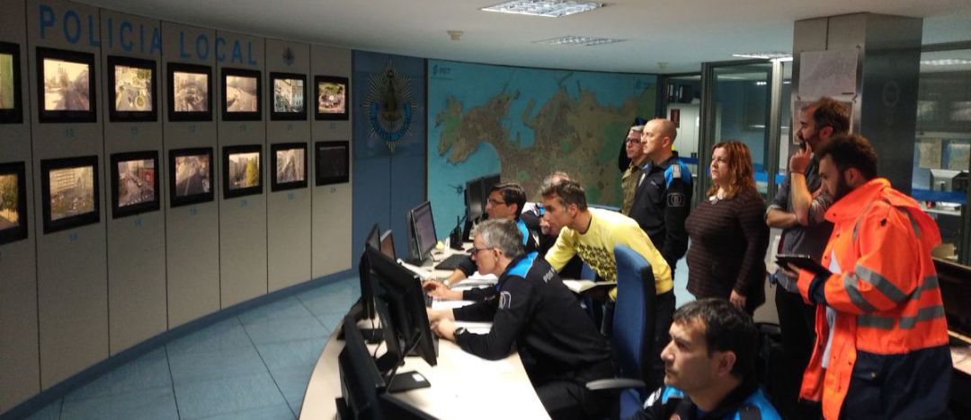 Seguimiento del simulacro en la sala de pantallas de la Policía Local Seguimiento del simulacro en la sala de pantallas de la Policía Local