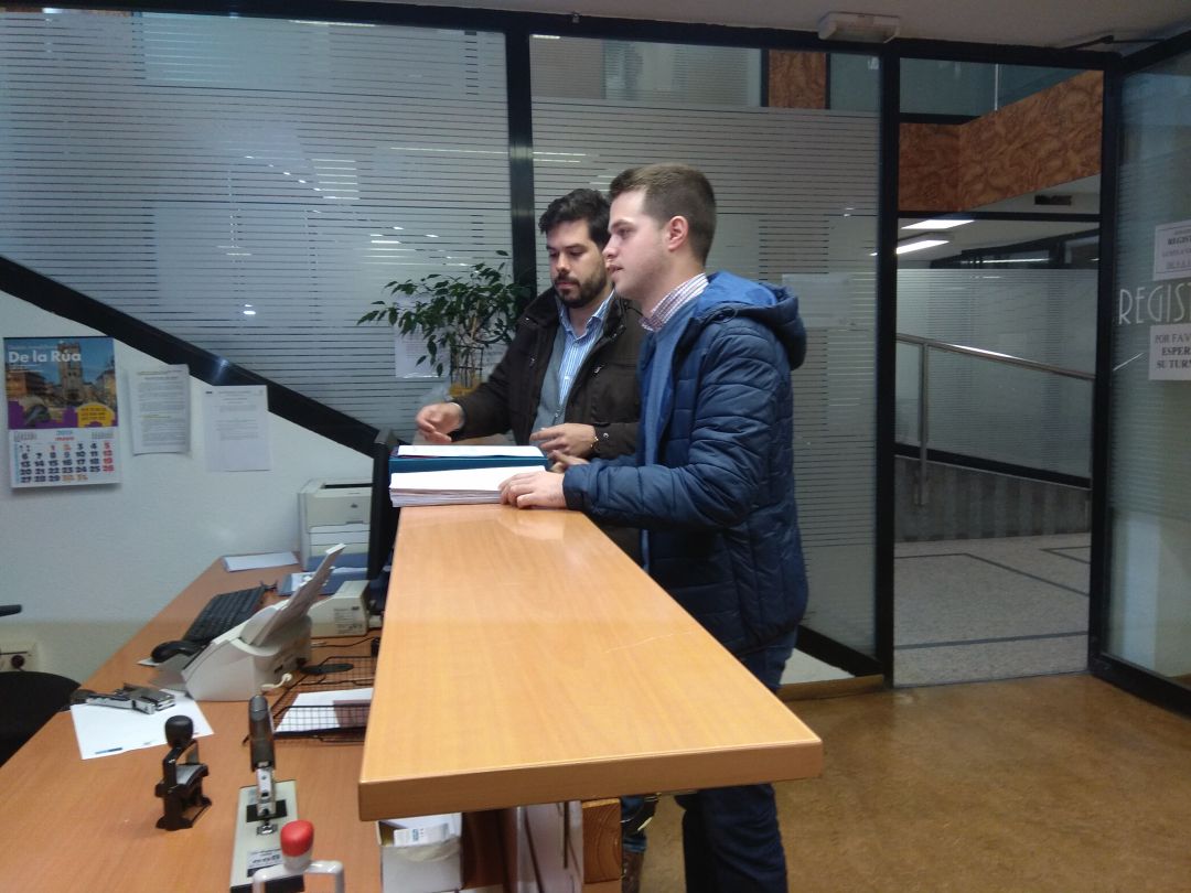 Eduardo Santiago y Raúl Bilbao en el registro municipal Eduardo Santiago y Raúl Bilbao en el registro municipal