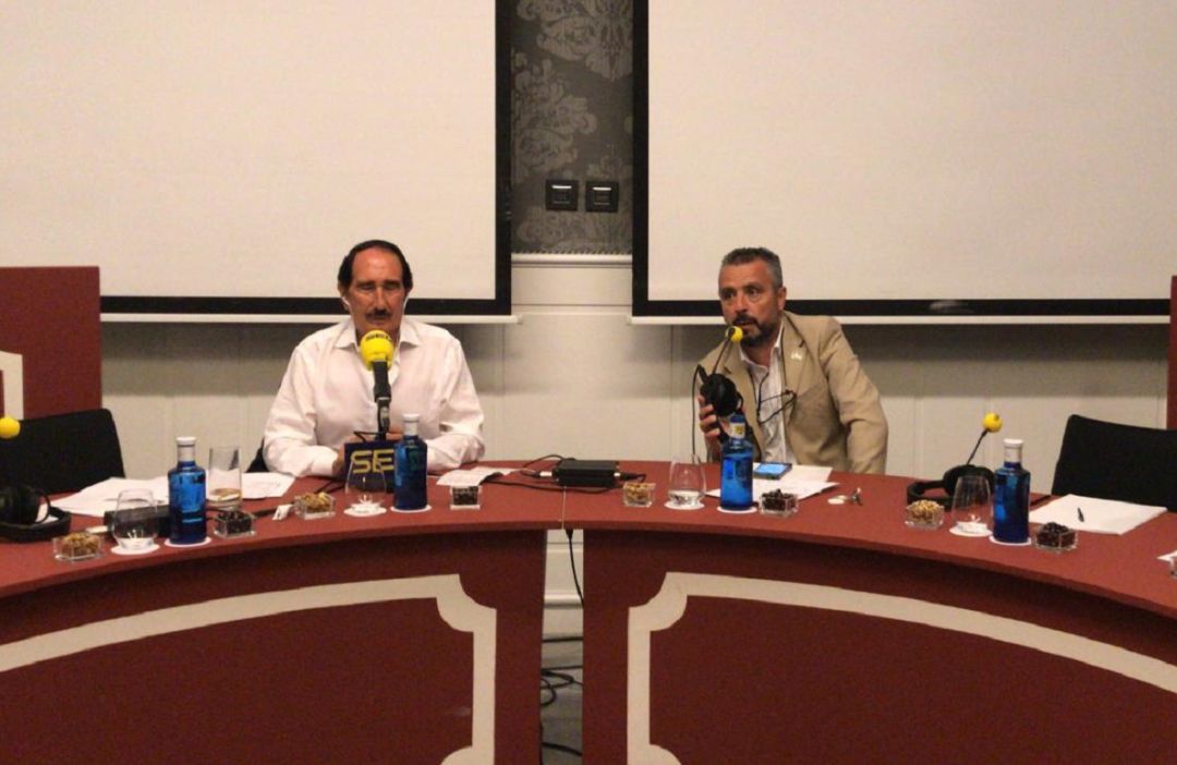 Manolo Molés, a la izquierda de la imagen, y Paco García en la tertulia taurina del Hotel Colón Manolo Molés, a la izquierda de la imagen, y Paco García en la tertulia taurina del Hotel Colón