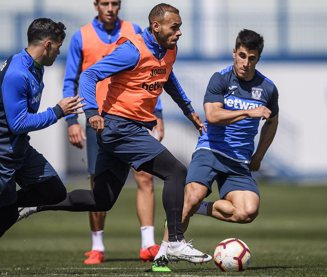 Unai Bustinza (d) durante un momento de una sesión de entrenamientos de esta semana. Unai Bustinza (d) durante un momento de una sesión de entrenamientos de esta semana.