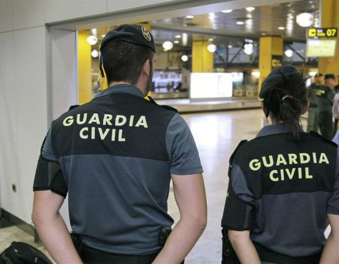 Agentes de la Guardia Civil. Agentes de la Guardia Civil.