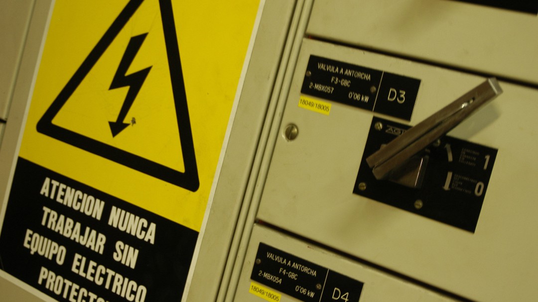 La CNMC investiga la fuerte subida en el mercado eléctrico durante el Barça - Liverpool