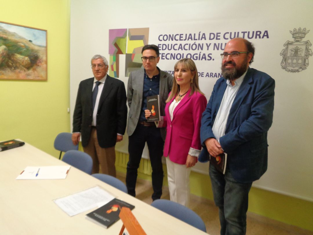 De izq. a dcha. Luis Arranz, Luis González, director del Instituto Castellano y Leonés de la Lengua, Azucena Esteban y Máximo López De izq. a dcha. Luis Arranz, Luis González, director del Instituto Castellano y Leonés de la Lengua, Azucena Esteban y Máximo López