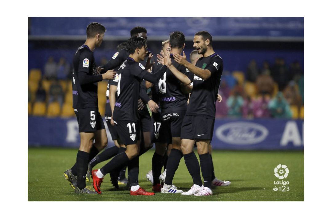 David Lombán celebra junto a sus compañeros uno de los goles del Málaga contra el Alcorcón. David Lombán celebra junto a sus compañeros uno de los goles del Málaga contra el Alcorcón.