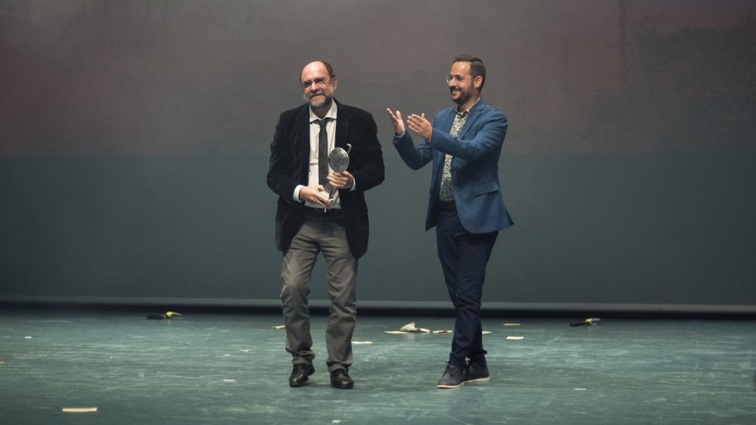 Fernando Lalana y Paco Roca recogen sus galardones en la gala final del Premio Mandarache y Hache