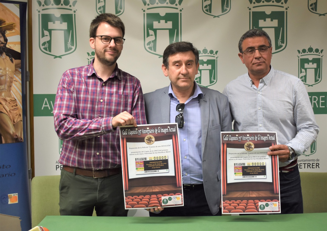Fernando Portillo, concejal de Cultura del Ayuntamiento de Petrer, Carlos Carrazoni, director de la Agencia de la ONCE en Elda y José Vicente Romero, miembro de la Mayordomía del Santísimo Cristo del Monte Calvario. Fernando Portillo, concejal de Cultura del Ayuntamiento de Petrer, Carlos Carrazoni, director de la Agencia de la ONCE en Elda y José Vicente Romero, miembro de la Mayordomía del Santísimo Cristo del Monte Calvario.