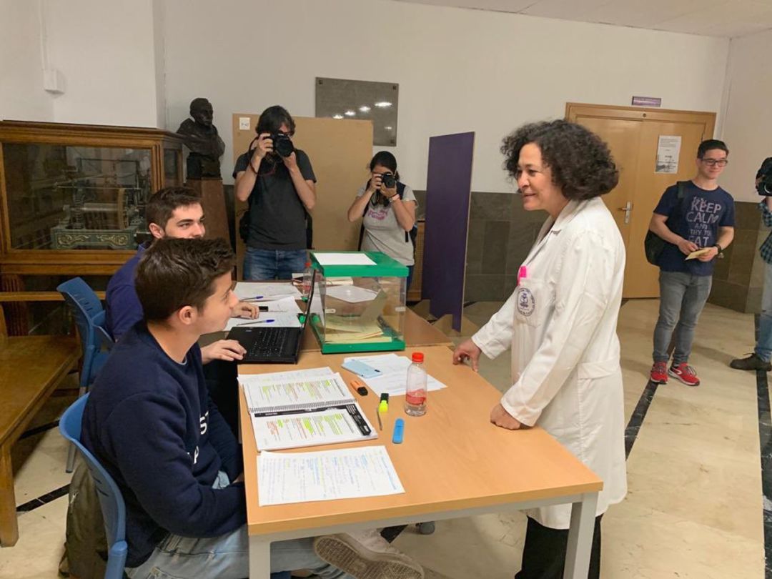 La rectora de la UGR, Pilar Aranda, vota en las elecciones de las que salió reelegida La rectora de la UGR, Pilar Aranda, vota en las elecciones de las que salió reelegida