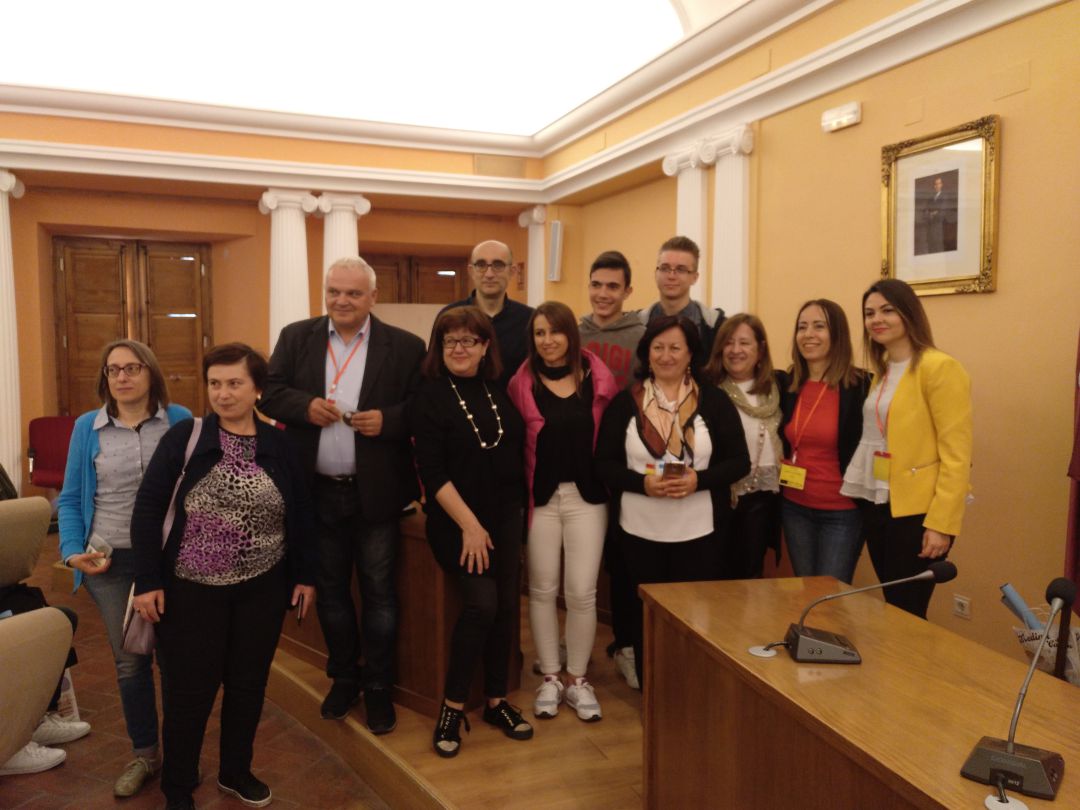 Alumnos, profesores y autoridades locales posan en el Día de Europa Alumnos, profesores y autoridades locales posan en el Día de Europa