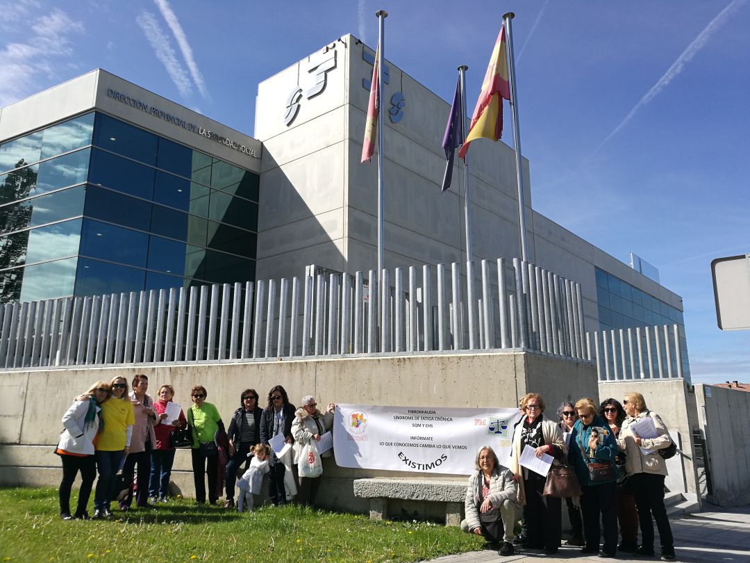 Componentes de FibroSegovia se han concentrado a las puertas del Instituto Nacional de la Seguridad Social (INSS) en la capital Componentes de FibroSegovia se han concentrado a las puertas del Instituto Nacional de la Seguridad Social (INSS) en la capital