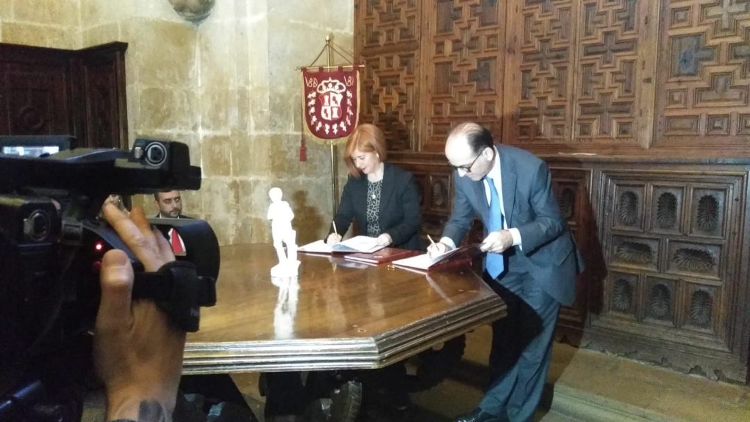La alcaldesa de Úbeda, Toni Olivares, y el director de la Fundación, Juan Manuel Albendea, firmando el convenio La alcaldesa de Úbeda, Toni Olivares, y el director de la Fundación, Juan Manuel Albendea, firmando el convenio