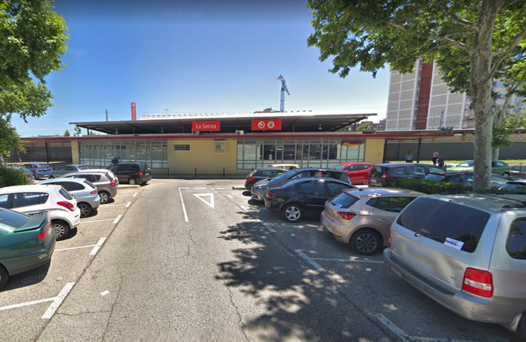 Imágen de uno de los accesos de la estación de Renfe de La Serna. Imágen de uno de los accesos de la estación de Renfe de La Serna.