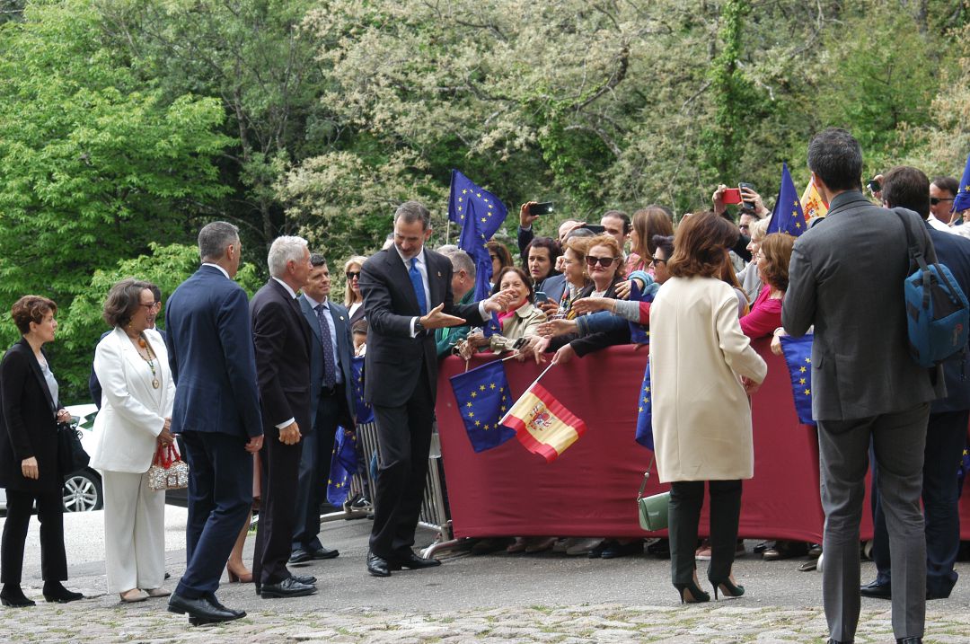 Felipe VI saluda a su llegada a los vecinos de la comarca de la Vera e invita al Secretario General del Consejo de Europa a saludar también a los vecinos Felipe VI saluda a su llegada a los vecinos de la comarca de la Vera e invita al Secretario General del Consejo de Europa a saludar también a los vecinos