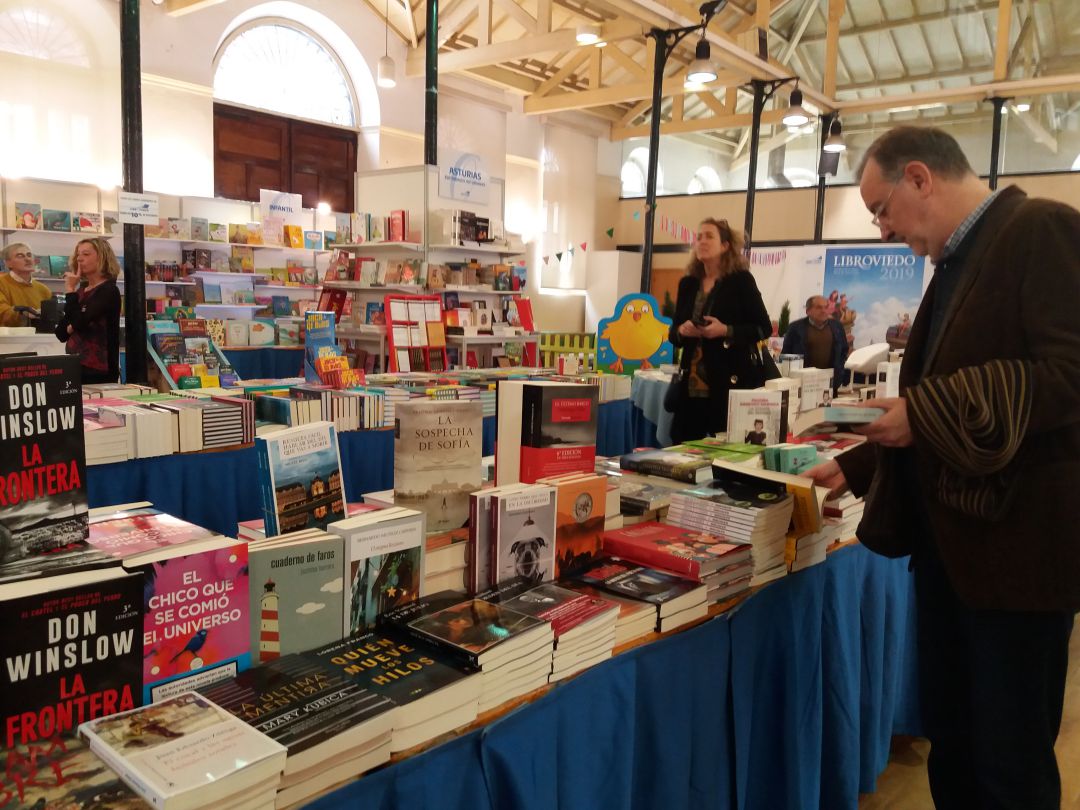 Primeros visitantes en LibrOviedo 2019, en la plaza de Trascorrales. Primeros visitantes en LibrOviedo 2019, en la plaza de Trascorrales.