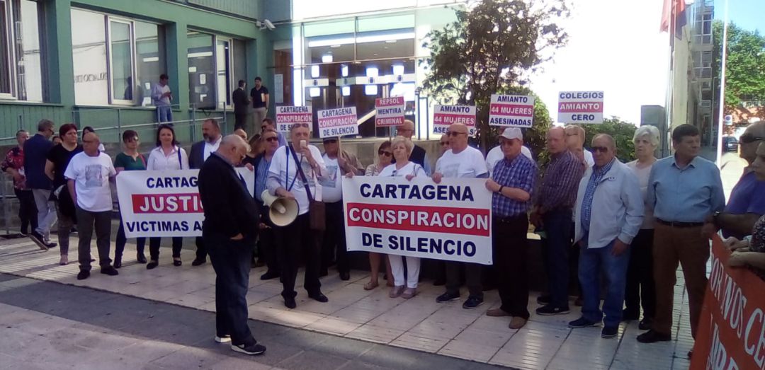 Los afectados por el amianto denuncian que los fallecidos por la exposición a esta sustancia rondan los 600 casos Los afectados por el amianto denuncian que los fallecidos por la exposición a esta sustancia rondan los 600 casos