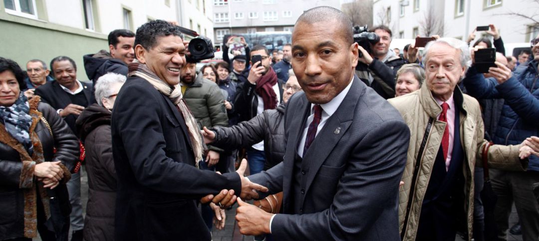 Mauro Silva saluda a Donato cuando se descubrió la placa de la calle que lleva su nombre Mauro Silva saluda a Donato cuando se descubrió la placa de la calle que lleva su nombre