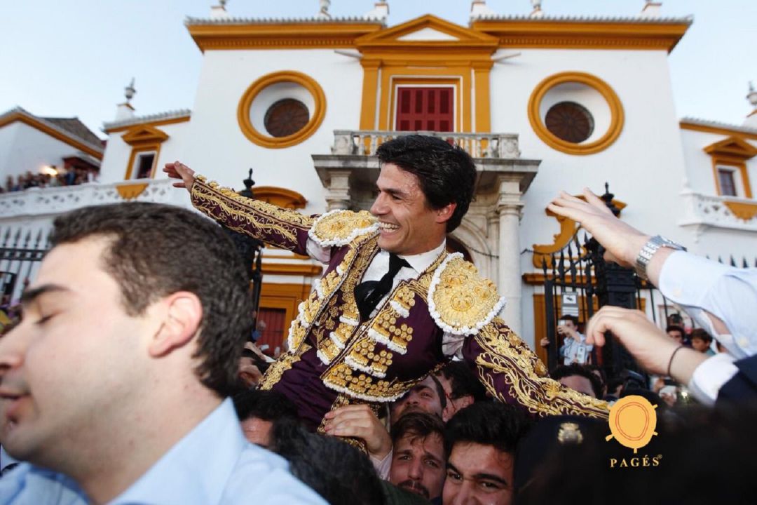 Pablo Aguado en su contundente salida a hombros por la Puerta del Príncipe Pablo Aguado en su contundente salida a hombros por la Puerta del Príncipe