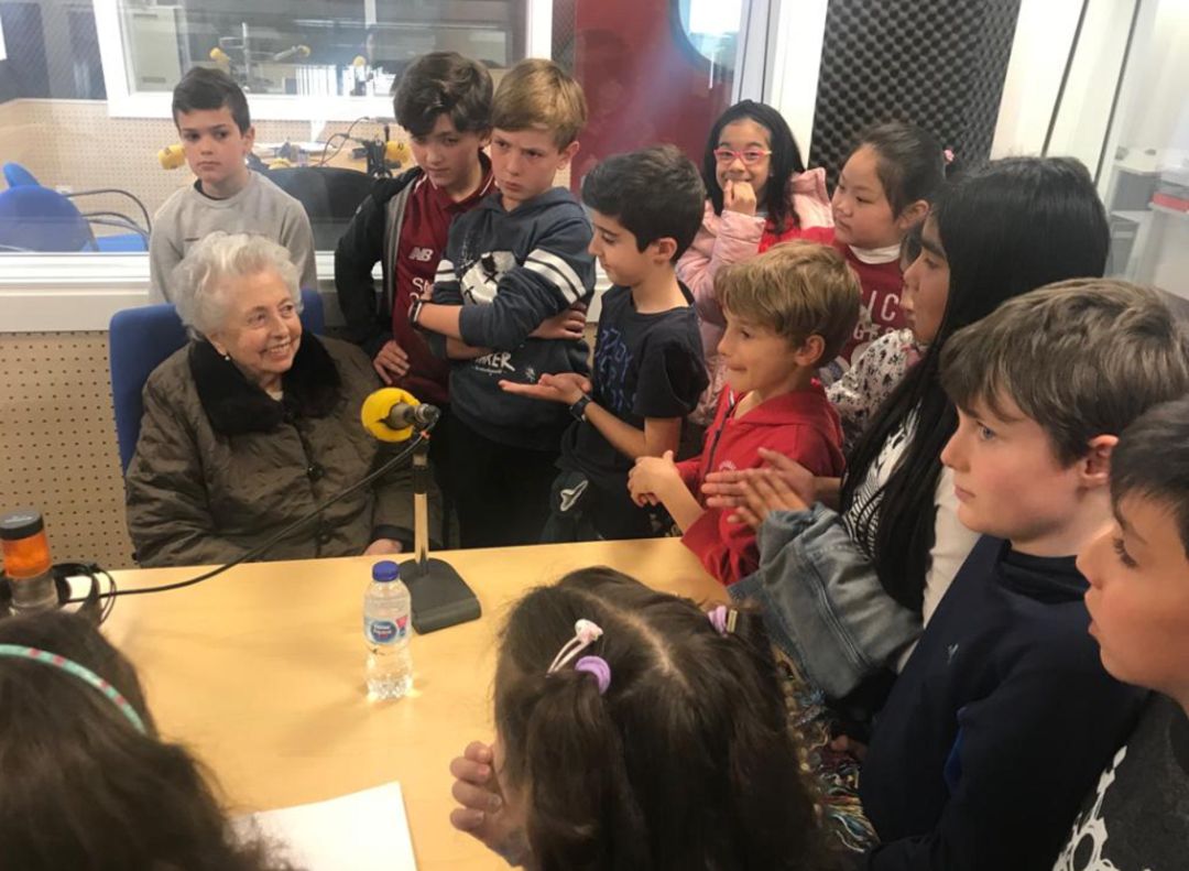Dolores Cabezudo en los estudios de SER Ciudad Real con escolares del colegio "Pérez Molina" de la capital. Dolores Cabezudo en los estudios de SER Ciudad Real con escolares del colegio "Pérez Molina" de la capital.