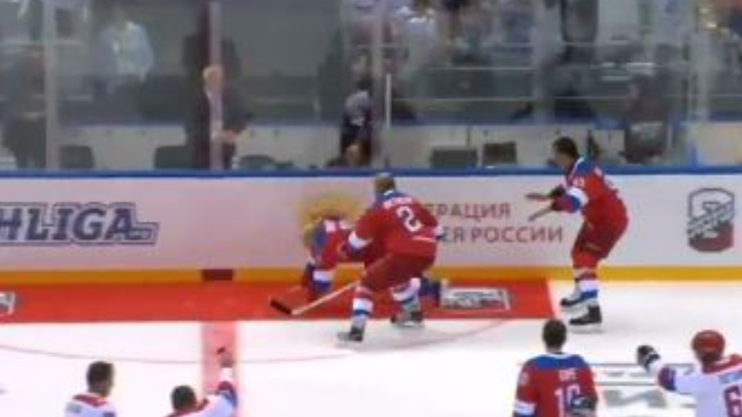 Putin marca ocho goles en un partido de hockey y luego se cae