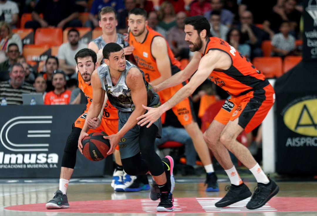 El base estadounidense Ray McCallum controla el balón entre los jugadores del Valencia Basket El base estadounidense Ray McCallum controla el balón entre los jugadores del Valencia Basket