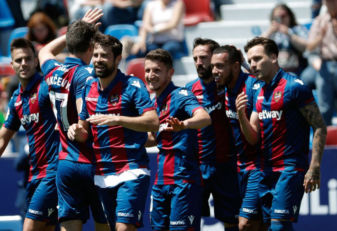 Los jugadores del Levante celebran un gol del portugués Rúben Vezo contra el Rayo Vallecano Los jugadores del Levante celebran un gol del portugués Rúben Vezo contra el Rayo Vallecano