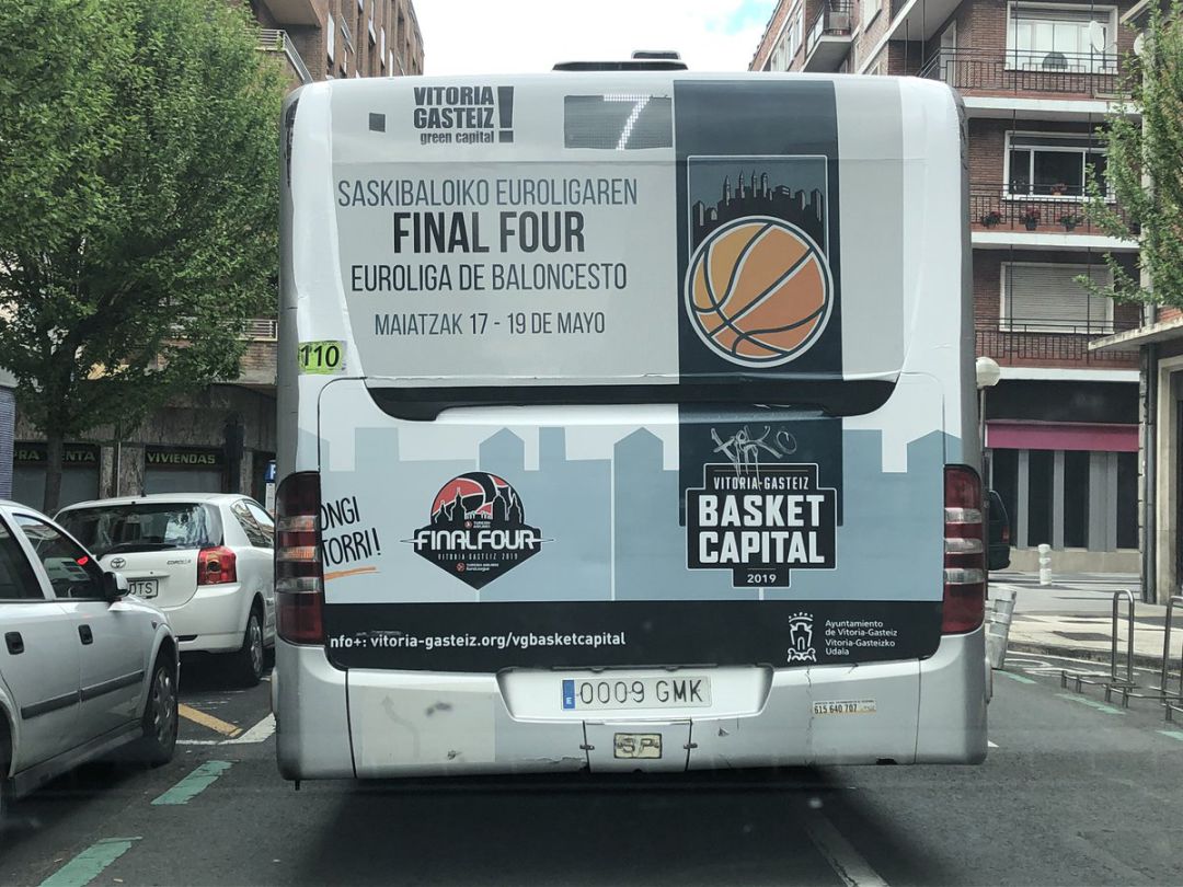 Anuncio de la Final Four en un autobús urbano. Anuncio de la Final Four en un autobús urbano.