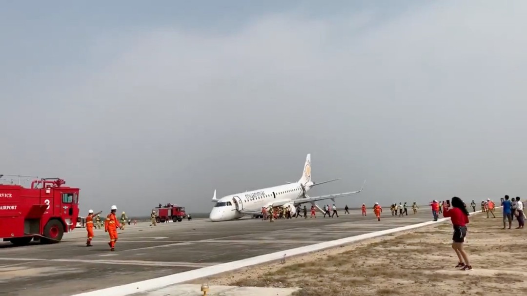 Un piloto salva la vida a los 89 pasajeros de un avión tras aterrizar sin las ruedas frontales