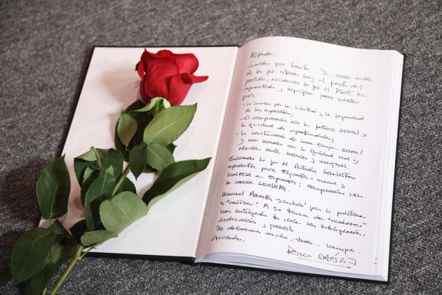 Plano detalle del texto que ha escrito Pedro Sánchez a Rubalcaba Plano detalle del texto que ha escrito Pedro Sánchez a Rubalcaba