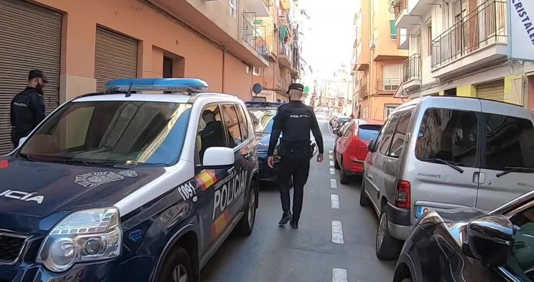Foto de archivo de dos policías en una calle de Alicante.
Foto de archivo de dos policías en una calle de Alicante.
