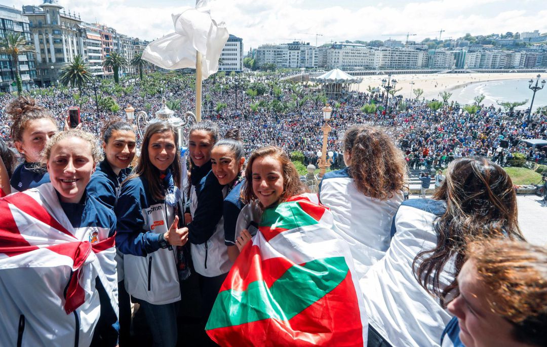 Las jugadoras de la Real Sociedad saludan desde el balcón del Ayuntamiento a todos los aficionados Las jugadoras de la Real Sociedad saludan desde el balcón del Ayuntamiento a todos los aficionados