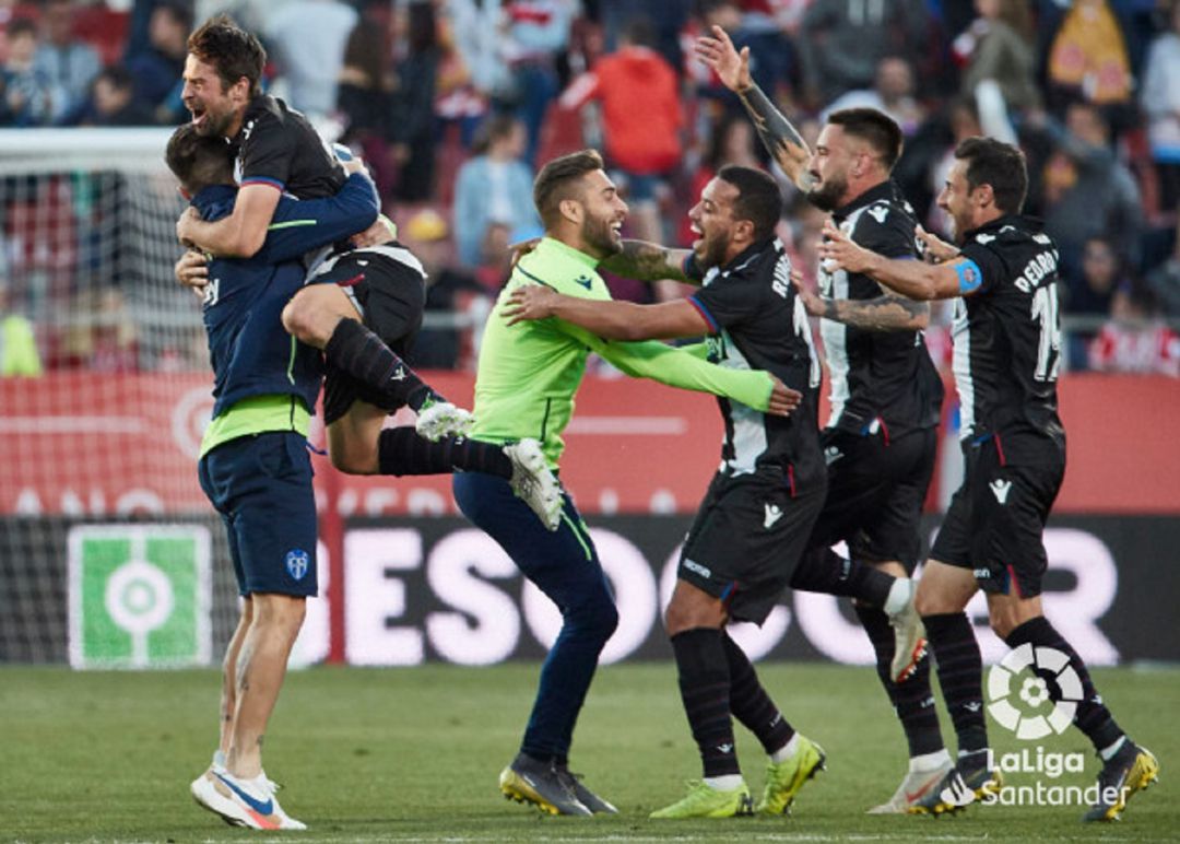 El Levante celebra la permanencia El Levante celebra la permanencia