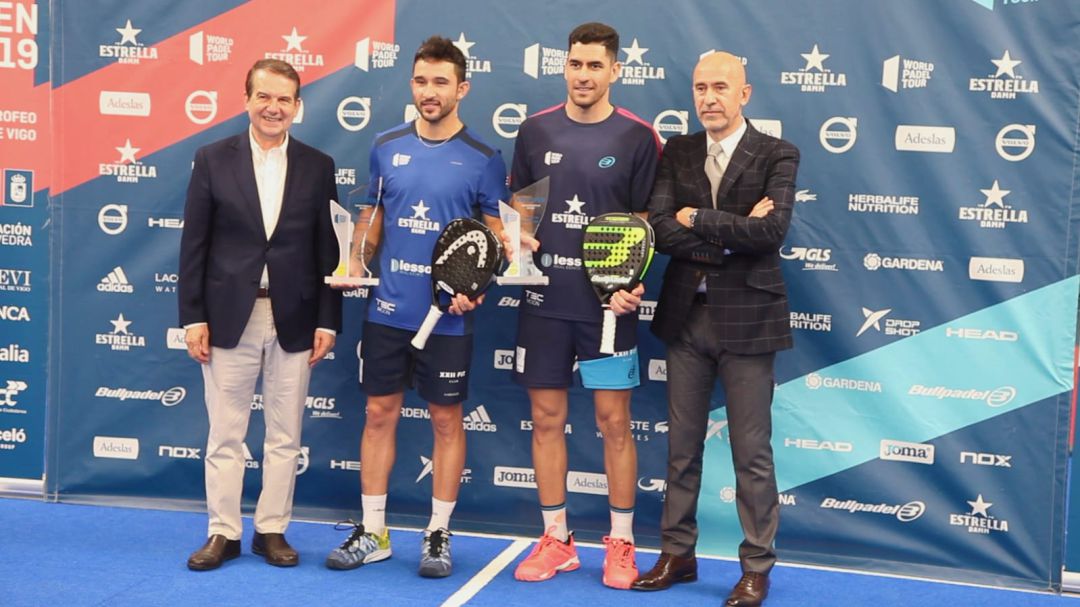 La pareja ganadora, en el centro, con el trofeo La pareja ganadora, en el centro, con el trofeo