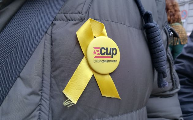 Chapa de la CUP con un lazo amarillo el día de la declaración de Boya Chapa de la CUP con un lazo amarillo el día de la declaración de Boya