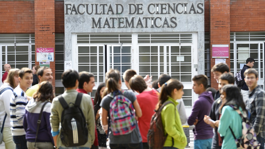 "La realidad es que los estudiantes reciben la beca a mitad de curso"