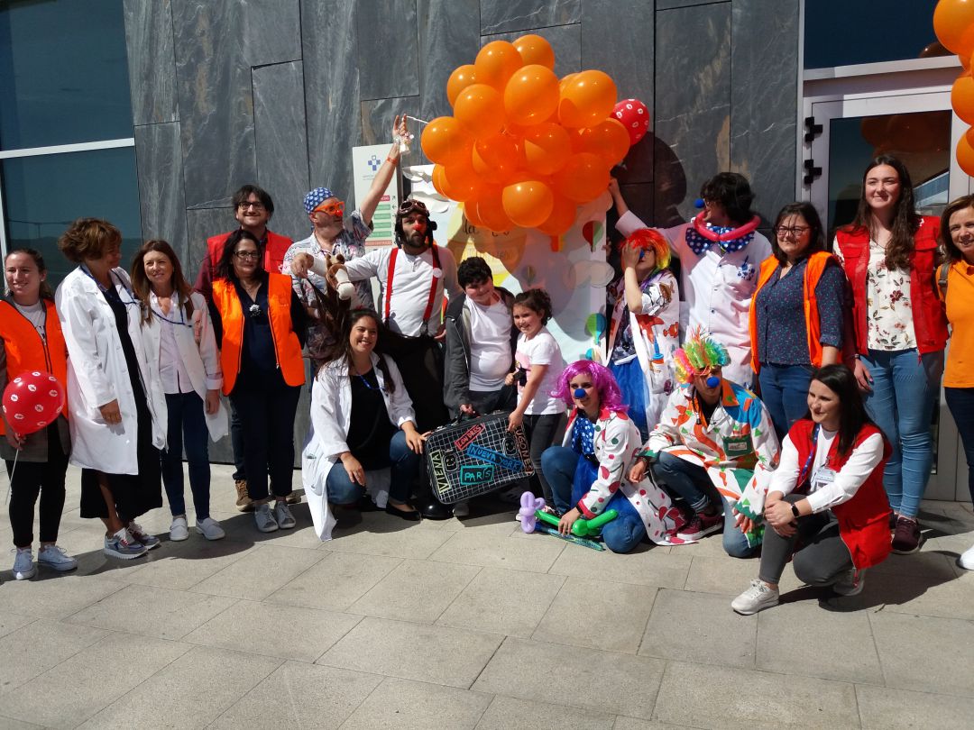 Niños, voluntarios y personal sanitario posan en la entrada del área de Pediatría del HUCA Niños, voluntarios y personal sanitario posan en la entrada del área de Pediatría del HUCA