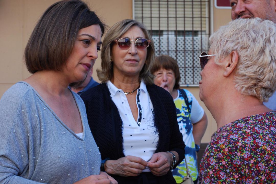 Ambrosio charla con vecinas de Ciudad Jardín. Ambrosio charla con vecinas de Ciudad Jardín.