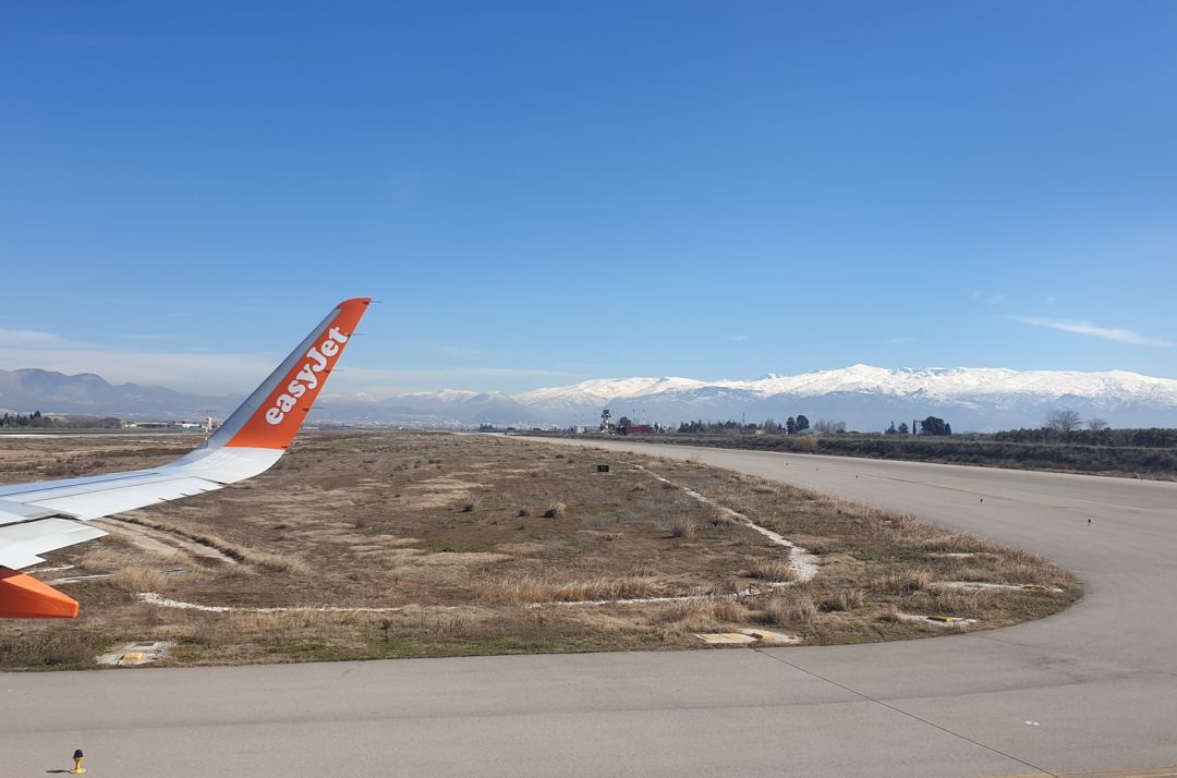 Pista del Aeropuerto de Granada-Jaén desde un avión de easyJet con Sierra Nevada al fondo Pista del Aeropuerto de Granada-Jaén desde un avión de easyJet con Sierra Nevada al fondo