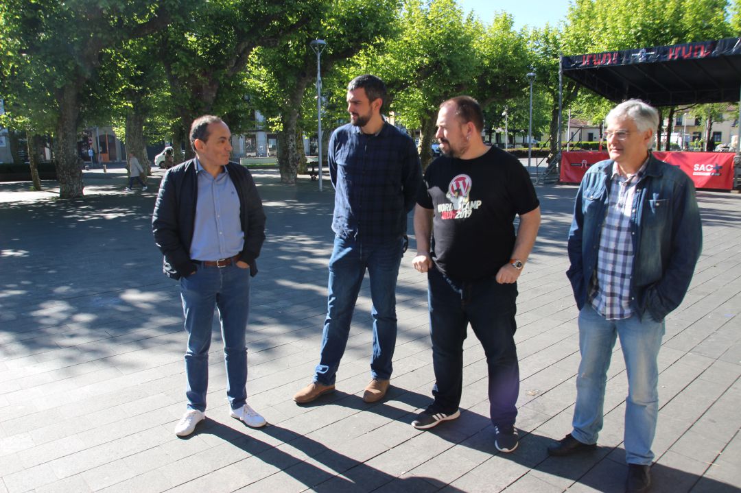 Miguel Ángel Páez, delegado de Impulso de Ciudad, junto a los impulsores del WordCamp Irun. Miguel Ángel Páez, delegado de Impulso de Ciudad, junto a los impulsores del WordCamp Irun.