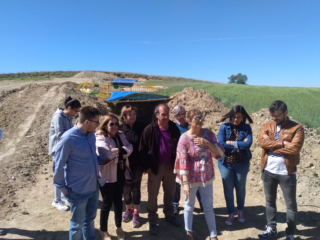 Miembros del PSOE de Medina y del ARMH comentan la situación de la fosa común de la 'Casa de los Alfredos' Miembros del PSOE de Medina y del ARMH comentan la situación de la fosa común de la 'Casa de los Alfredos'