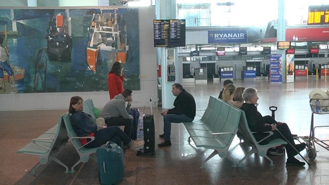 Pasajeros esperan en la terminal de Peinador Pasajeros esperan en la terminal de Peinador