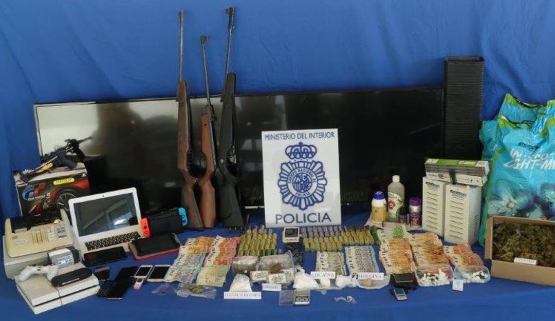 Dinero, objetos y droga intervenidos en la Operación Volcán Dinero, objetos y droga intervenidos en la Operación Volcán