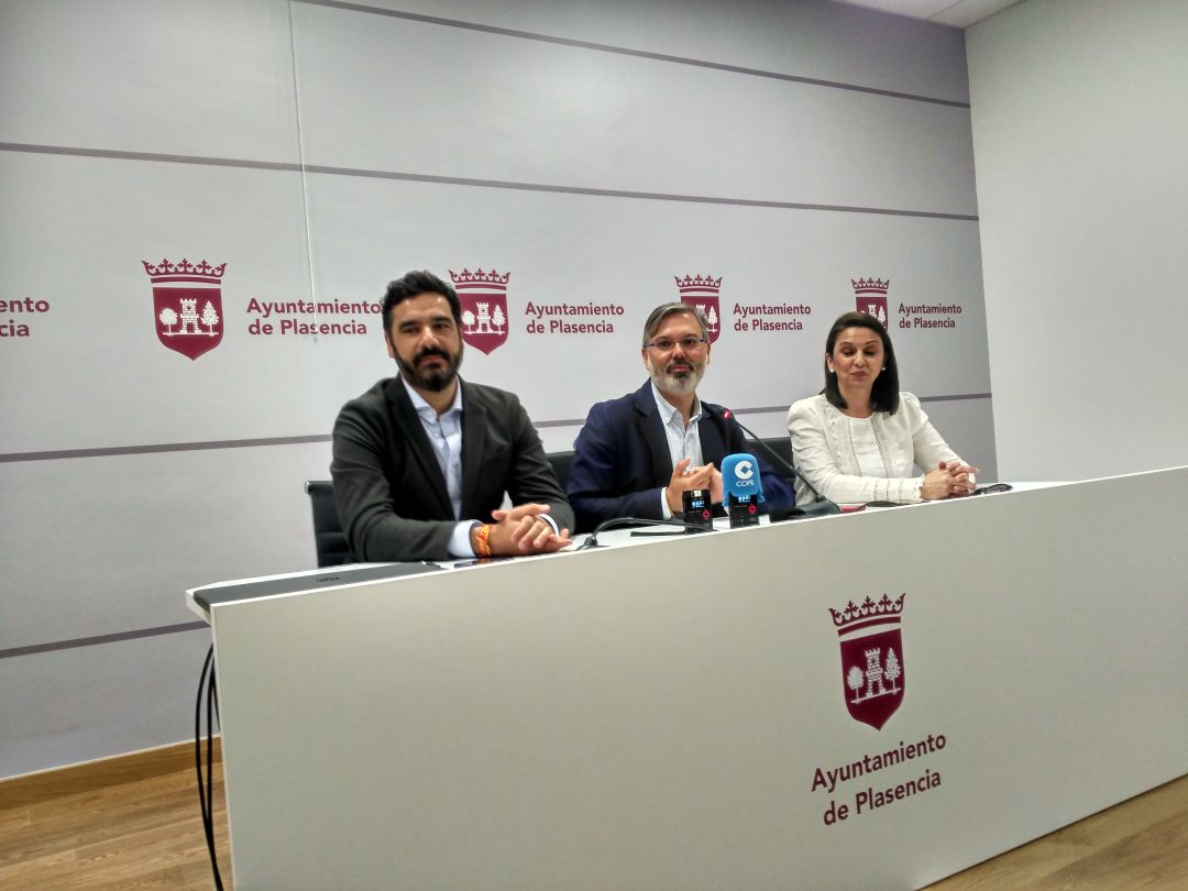 El alcalde de Plasencia (centro) acompañado por David Dóniga (dcha) y Maria Teresa Días (izq) El alcalde de Plasencia (centro) acompañado por David Dóniga (dcha) y Maria Teresa Días (izq)