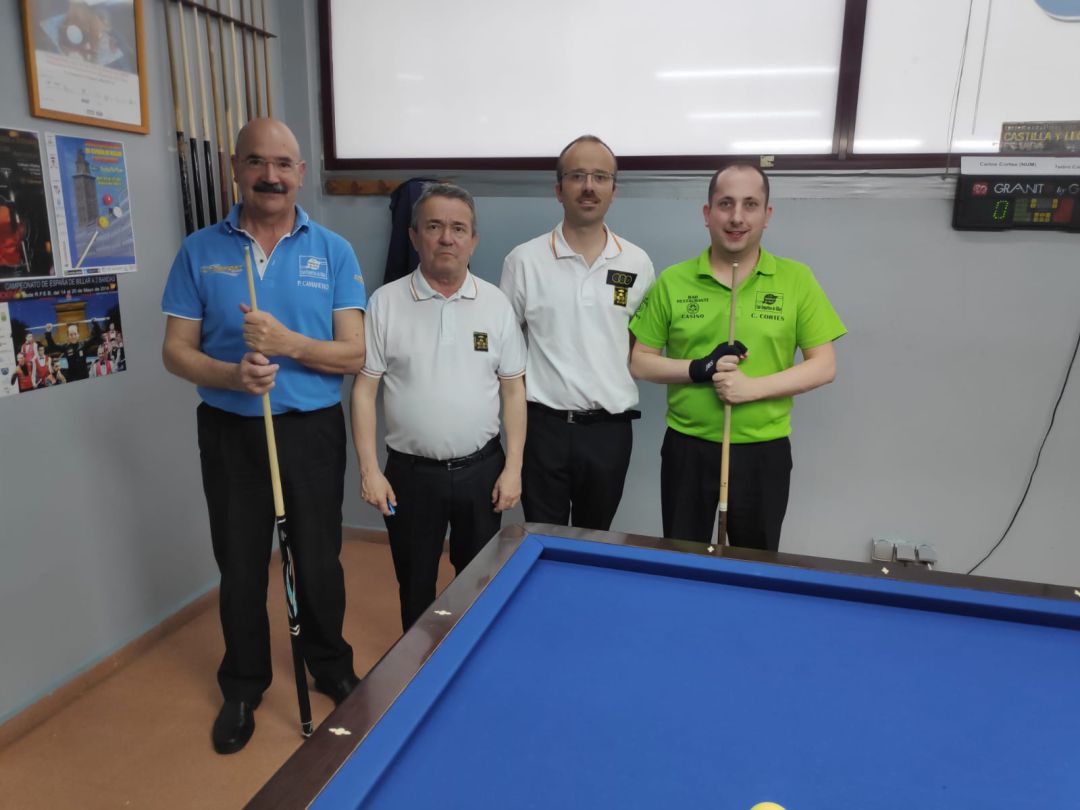Pedro Camarero (de azul) y Carlos Cortés (de verde), ambos del CA Numancia, antes de medirse en la final. Pedro Camarero (de azul) y Carlos Cortés (de verde), ambos del CA Numancia, antes de medirse en la final.