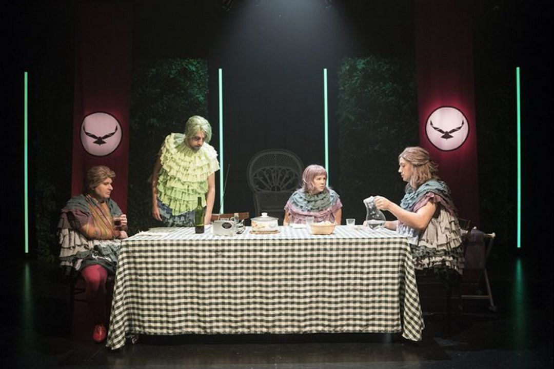 Escena de "Els Ocells". Escena de "Els Ocells".