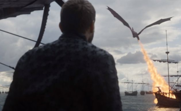 Drogon llega a Desembarco. Drogon llega a Desembarco.