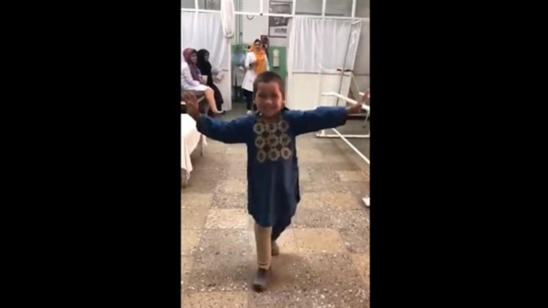 El vídeo de un niño afgano bailando tras recibir una prótesis se hace viral
