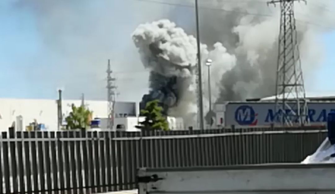 Imagen de la columna de humo provocada por el incendio en la fábrica de aceros en el Polígono Prado Marina. Imagen de la columna de humo provocada por el incendio en la fábrica de aceros en el Polígono Prado Marina.