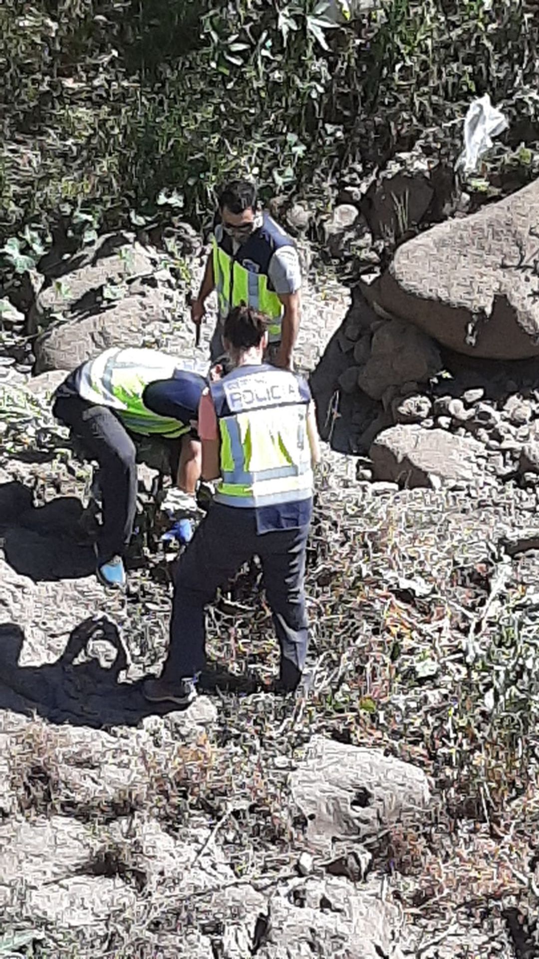 Efectivos de la Policia Judicial buscan el arma. Efectivos de la Policia Judicial buscan el arma.