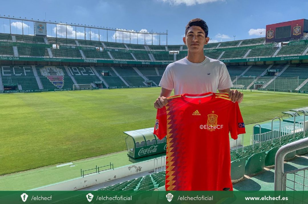 César Moreno posa con la camiseta de España en el Martínez Valero César Moreno posa con la camiseta de España en el Martínez Valero