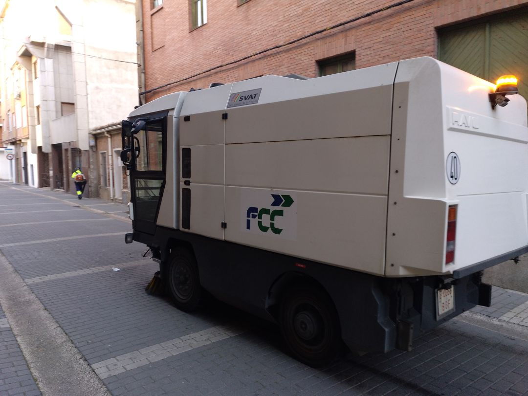 Una barredora automática limpia una céntrica calle de Medina Una barredora automática limpia una céntrica calle de Medina